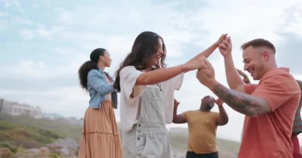 Танець Друзі Пляжна Вечірка Природі Свободою Енергією Язками Відкритому Повітрі — стокове відео