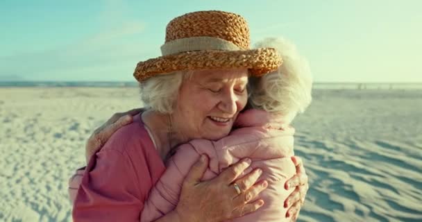 老年妇女 朋友和海滩 在夏天 阳光或自由时 带着拥抱 关怀或爱度假 退休了 抱着他们在海上团聚 在那不勒斯度假或外出探险时放松一下 — 图库视频影像