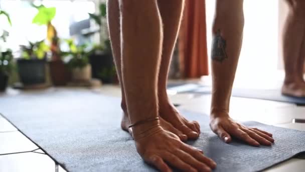 Stretching Yoga Benen Van Mensen Huis Voor Evenwicht Uitdaging Lichaam — Stockvideo