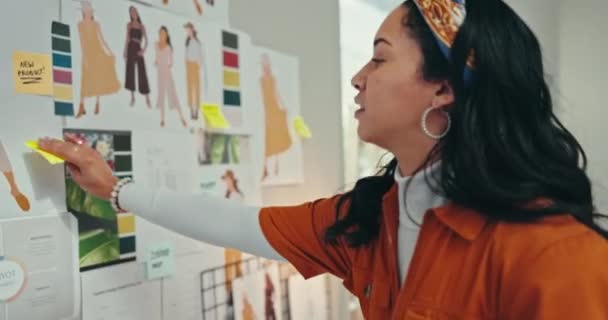 ファッションデザイナー 女性の計画と壁やムードボードの創造的なアイデア ゴールやスケッチのための粘着性のあるノート 服の制作 スタートアッププロジェクト カラーパレットのインスピレーションを持つ若手アーティスト — ストック動画