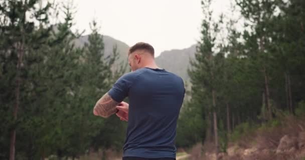 Человек Фитнес Умные Часы Лесу Бега Тренировки Тренировки Прогресс Цели — стоковое видео