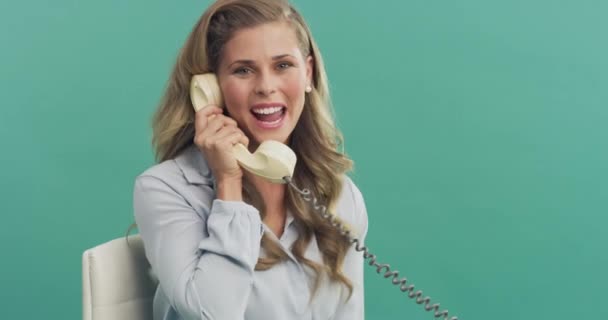 Mujer Negocios Cara Llamada Teléfono Fijo Vintage Estudio Sonrisa Conversación — Vídeos de Stock