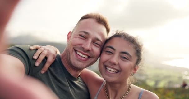 Πεζοπορία Πρόσωπο Ευτυχισμένο Ζευγάρι Selfie Στη Φύση Για Φωτογραφία Μνήμης — Αρχείο Βίντεο