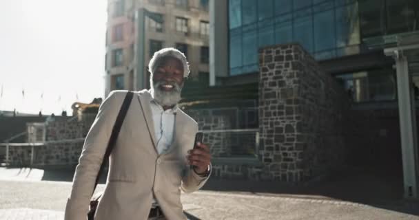 Livre Homem Negócios Velho Com Smartphone Dançando Alegre Com Boas — Vídeo de Stock