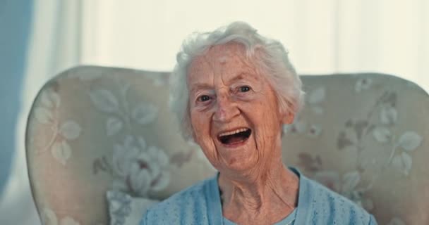 疗养院里 脸上和老年妇女躺在沙发上 心情愉快 心平气和 养恤金领取者 公寓或有肖像画 幽默或偶尔大笑的老年人 加拿大或退休 — 图库视频影像