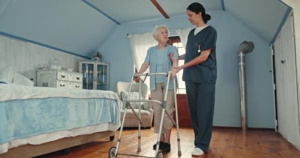 Φροντιστής Περιπατητής Και Ηλικιωμένη Γυναίκα Στο Σπίτι Για Ιατρική Υποστήριξη — Αρχείο Βίντεο
