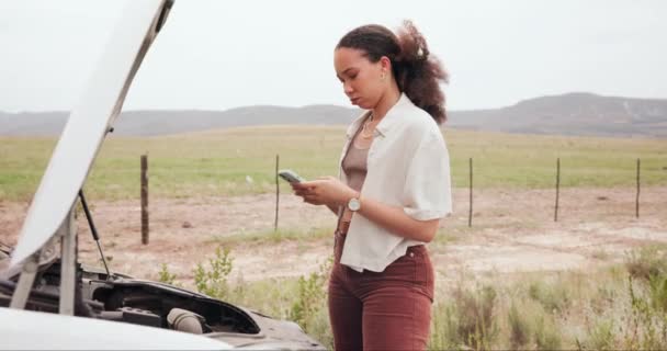 Kadın Araba Arızası Kırsal Kesimde Sigorta Yardım Veya Kaza Için — Stok video