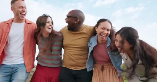 ウォーキング 友人たちは または夏の無料の楽しみのために屋外で一緒に笑います 多様性 面白い 遺伝子 グループ サポート または — ストック動画