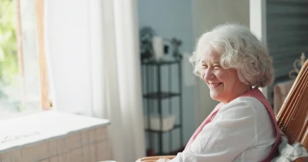 风趣而又老的女人 退休了 思考着 对回忆 想法和怀旧感到快乐 养恤金领取者 公寓和老年人充满喜悦 带着淡淡的微笑 回忆或欢乐 — 图库视频影像