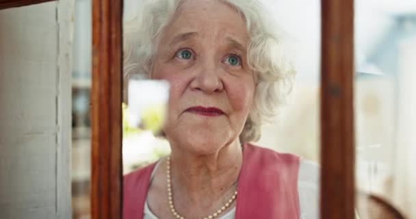 与年迈的女人一起思考和悲伤 退休和怀旧的回忆 回忆和回忆着过去 想知道 养恤金领取者或老年人的想法 公寓和安康与和平 — 图库视频影像