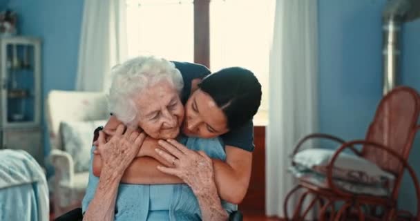 Opieka Domowa Uścisk Starsza Kobieta Pielęgniarką Salonie Troską Zaufaniem Miłością — Wideo stockowe