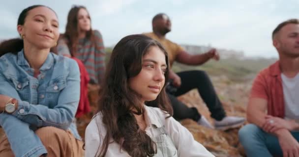 Barış Manzara Arkadaşlar Doğada Gezmek Gezmek Grup Toplulukta Tatilde Eğlenmek — Stok video