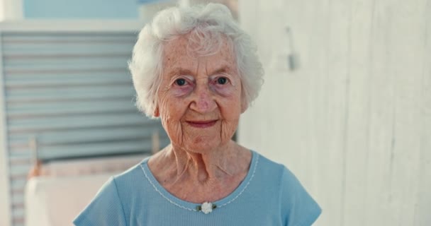 Улыбка Лицо Пожилая Женщина Себя Дома Позитивным Хорошим Уверенным Отношением — стоковое видео