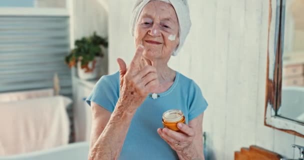 Piękno Krem Twarzy Starsza Kobieta Łazience Naturalnego Kosmetycznego Lub Twarzy — Wideo stockowe