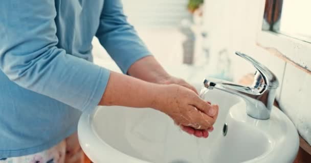 Łazienka Mycie Ręce Starą Osobą Woda Umywalka Higieny Czyszczenia Lub — Wideo stockowe