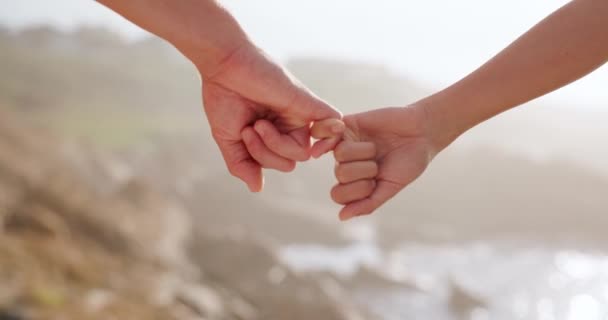 Hände Nahaufnahme Und Pinkfarbene Versprechungen Für Menschen Paare Und Outdoor — Stockvideo