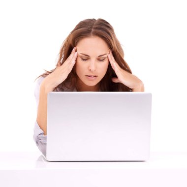Kadın, dizüstü bilgisayar arızası, patinaj ve teknoloji için baş ağrısı ve stres beyaz arka planda başarısız oluyor. Ağrı, hayal kırıklığı ve online olarak migren, web 404 ve stüdyo krizinden bunalmış..