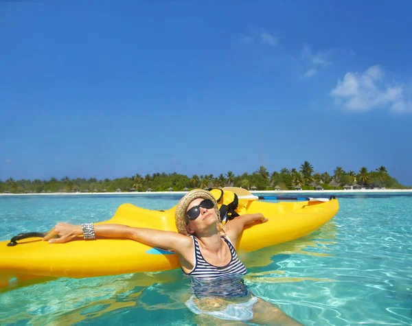 夏の女性 カヤック 熱帯海 サングラス モックアップスペース 島の青空の背景 船または輸送のための船 休日または日光 水または海での休暇で旅行 — ストック写真