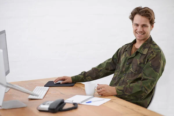 Militær Mand Embedet Forskning Ved Skrivebordet Smil Portræt Med Hærens - Stock-foto