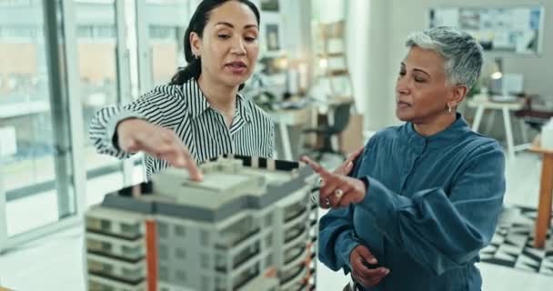 Zakenmensen Architect Discussie Model Voor Bouw Gebouw Interieur Kantoor Vrouw — Stockvideo