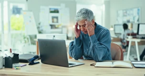 Бизнес Стресс Головная Боль Пожилой Женщины Офисе Ноутбуком Глиссадой Катастрофой — стоковое видео