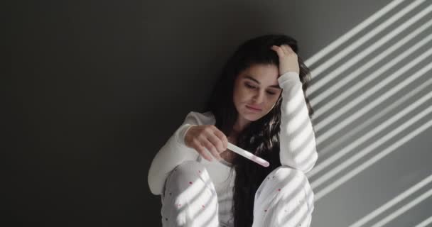 Stress Denken Oder Frau Mit Schwangerschaftstest Hause Die Auf Ergebnisse — Stockvideo
