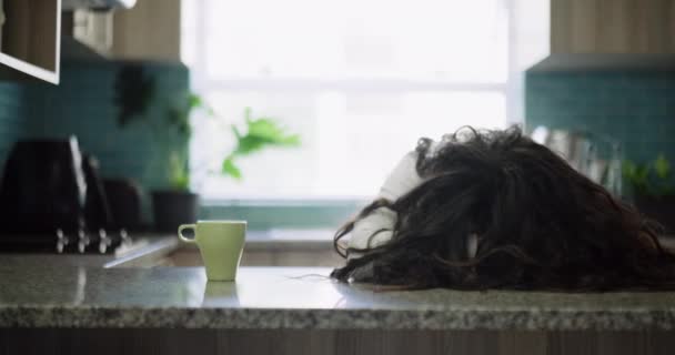 Втомилася Жінка Або Спала Кухні Вигорянням Стресовою Занепокоєністю Або Низькою — стокове відео