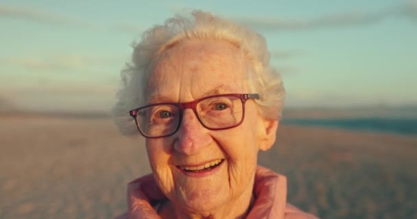 Rostro Anciana Retiro Vacaciones Playa Con Sonrisa Felicidad Aire Fresco — Vídeos de Stock