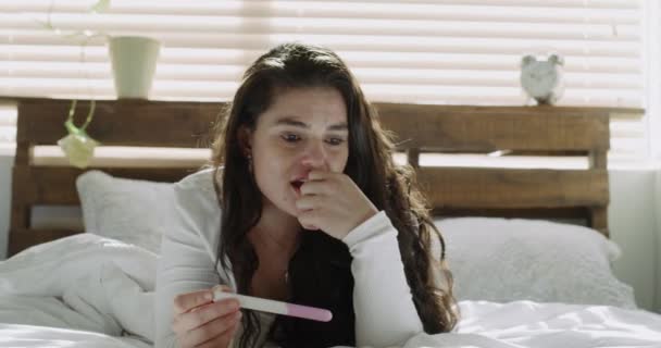 在家中受惊 思考或女人在怀孕测试中等待结果 健康风险恐惧或坏消息 咬指甲或因紧张 焦虑或节育问题而卧床的焦虑女士 — 图库视频影像