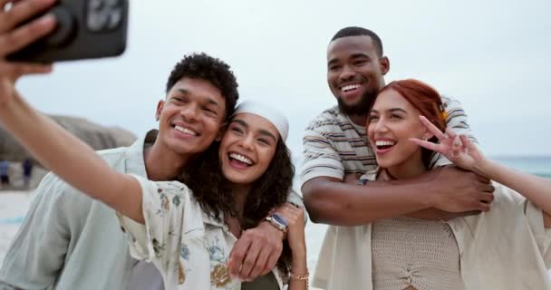 Przyjaciele Selfie Plaży Podekscytowani Uśmiechem Uściskiem Szczęśliwą Parą Znakiem Pokoju — Wideo stockowe