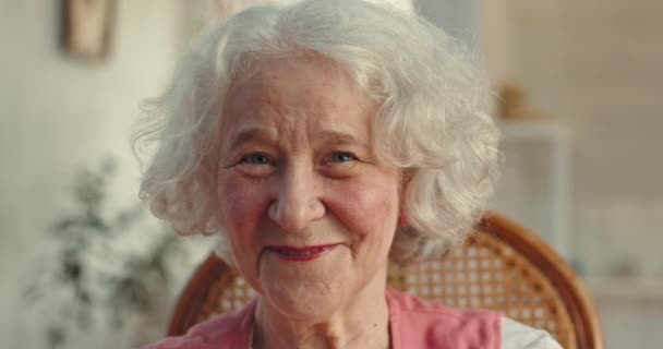 ハッピー フェイス シニアの彼女の家では プライドに対する肯定的な 自信を持って態度 オーストラリアから引退するスマイル ヘッドショット 高齢者 看護施設でしわ — ストック動画