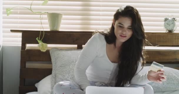 Laptop Heyecanlı Kredi Kartıyla Dijital Ürün Alışverişi Yapan Bir Kadın — Stok video