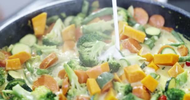 브로콜리와 크림과 냄비에 야채와 부엌에서 샐러드 식사를위한 팬에서 다이어트 — 비디오