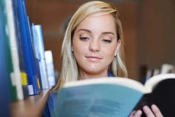 Lectura Libro Rostro Mujer Feliz Biblioteca Universidad Universidad Campus Escuela —  Fotos de Stock