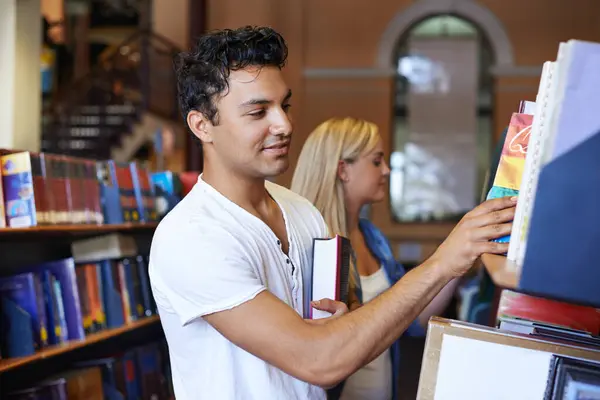 Üniversite Üniversite Okul Kampüsünde Eğitim Aramak Için Kütüphanede Öğrenci Kitap — Stok fotoğraf