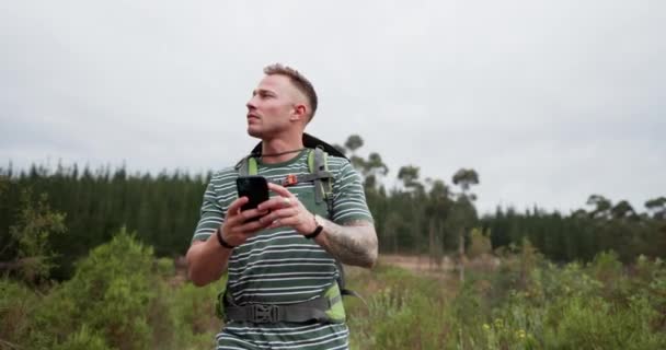 电话和人 带着旅行 引导或导航 方向或在大自然中行走 在森林中远足 智能手机 地图和带指南针 定位或追踪探险应用程序的男性背包客 — 图库视频影像