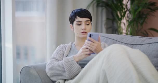 社交媒体 放松与无聊的女人在沙发上的客厅里思考或视觉 与公寓里不快乐的年轻人联系 应用和交流 以获取手机短信 — 图库视频影像