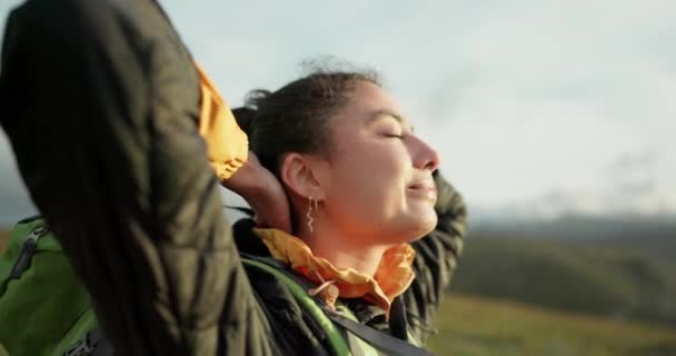 Naturaleza Paz Mujer Con Fitness Senderismo Respiración Con Bienestar Aire — Vídeos de Stock