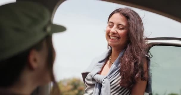 女性の友人 または会話 チャット 冒険で笑う スペインの車で自然の中で話し 幸せでアウトドアで少女 — ストック動画