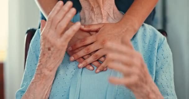 Empatía Manos Primer Plano Enfermera Con Mujer Mayor Hogar Ancianos — Vídeo de stock