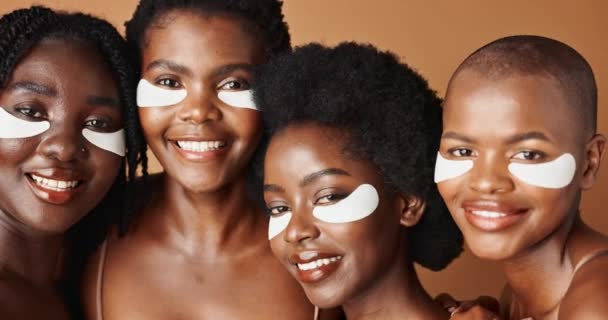 Hautpflege Augenpolster Und Gesicht Schwarzer Frauen Studio Mit Leuchtender Natürlicher — Stockvideo