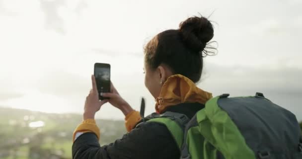 Mulher Caminhadas Telefone Para Fotografia Montanha Costas Memória Com Vista — Vídeo de Stock