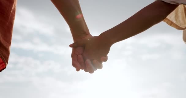 Aire Libre Amor Pareja Tomados Mano Compromiso Matrimonio Para Viajar — Vídeos de Stock
