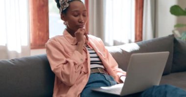 Ev, düşünme ve internet üzerinden okuma, planlama ya da web sitesi bilgisi olan siyah bir kadın. Kanepede oturan Afrikalı kişi, daire ya da kız, internet ya da yaratıcı blogu olan bilgisayar ya da blog.