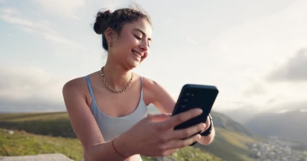 Fitness Mobil App Eller Glad Kvinna Sociala Medier Naturen Motion — Stockvideo