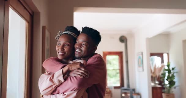 幸せな黒人のカップルは または結婚相手の信頼のためのサポート 絆とケアのために抱擁します ホーム 関係のセキュリティと抱擁女性 男性や窓のビューを見ている人 — ストック動画