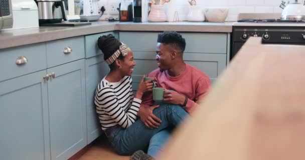 キッチンフロア コーヒー ブラックカップルは 面白い会話 人間関係 アフリカのパートナーとのつながりを笑います ホーム コメディとリラックス男性 女性や人々 朝のお茶の飲み物について冗談 — ストック動画