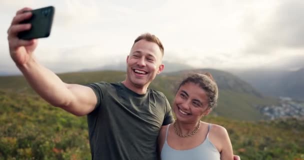 Caminhadas Fitness Casal Feliz Selfie Natureza Para Memória Fotográfica Trabalho — Vídeo de Stock