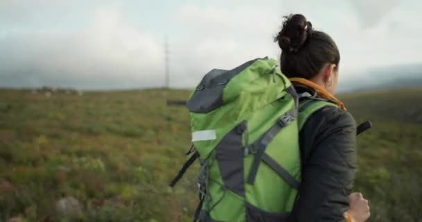 Wanita Hiking Dan Kembali Berjalan Pegunungan Dan Awan Kabut Dan — Stok Video
