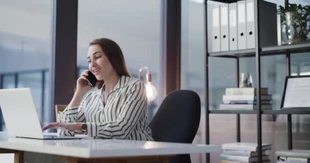 Ноутбук Телефонний Дзвінок Ділова Жінка Офісі Дослідження Корпоративного Спілкування Посмішка — стокове відео